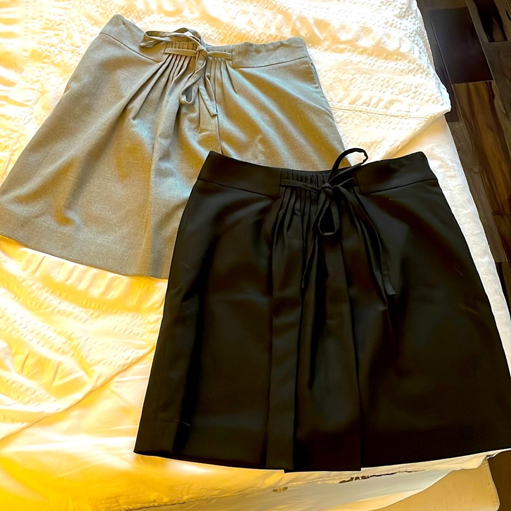 2 PAIR >> BLACK 🖤 & GREY PLEATED SKIRTS by THE GAP